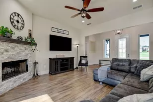 168 Lakeview Cir, Pilot Point, TX 76258 - Photo 8