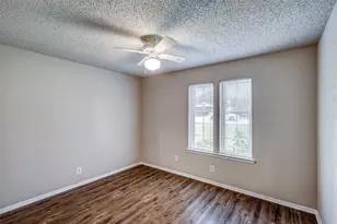 105 Lakeway Dr, Benbrook, TX 76126 - Photo 4