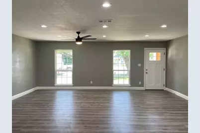 225 E Coral Way, Grand Prairie, TX 75051 - Photo 2