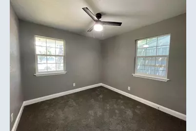 225 E Coral Way, Grand Prairie, TX 75051 - Photo 10