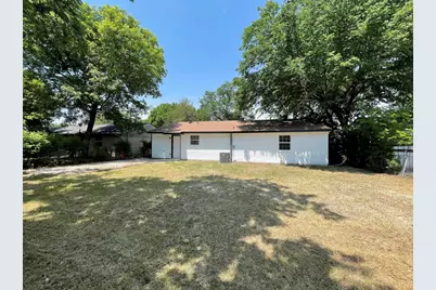 225 E Coral Way, Grand Prairie, TX 75051 - Photo 12