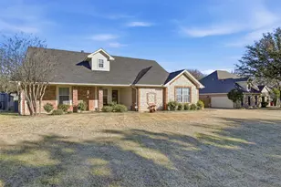 3207 Crossbridge Cir, Granbury, TX 76049 - Photo 2