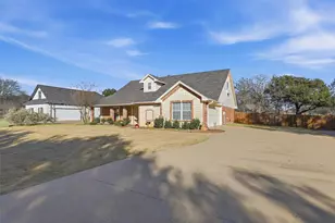 3207 Crossbridge Cir, Granbury, TX 76049 - Photo 2