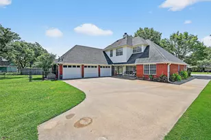 736 W Kiowa Dr, Lake Kiowa, TX 76240 - Photo 2