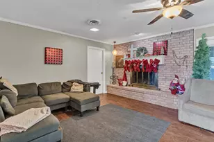 706 E Criner St, Grandview, TX 76050 - Photo 8