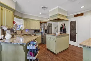 706 E Criner St, Grandview, TX 76050 - Photo 10