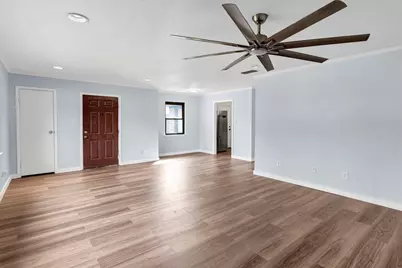 907 W Bridge, Granbury, TX 76048 - Photo 4