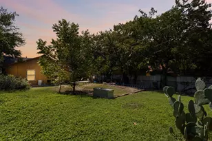 2821 Burchill Rd S, Fort Worth, TX 76105 - Photo 24