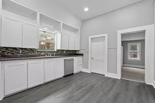 707 S Robinson St, Cleburne, TX 76031 - Photo 2