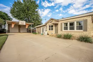 1500 W 10th St, McGregor, TX 76657 - Photo 2