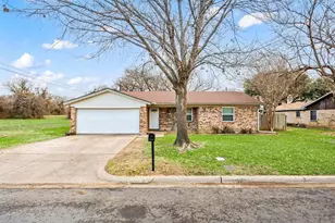 532 Holly Hill Dr, Hurst, TX 76053 - Photo 6