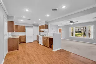 706 S Wildwood Dr, Irving, TX 75060 - Photo 10