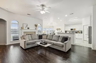 707 Bayshore Dr, Mansfield, TX 76063 - Photo 2