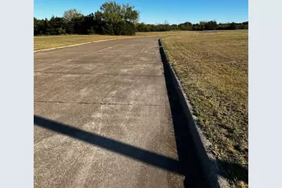 601 W Wintergreen Road, DeSoto, TX 75115 - Photo 2