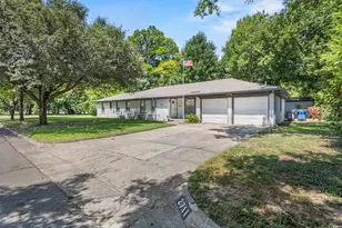 2711 Santa Cruz Dr, Dallas, TX 75227 - Photo 2