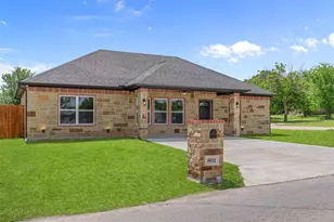 801 Comanche Cove Dr, Granbury, TX 76048 - Photo 1