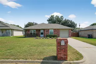 604 McAnear St, Cleburne, TX 76033 - Photo 4