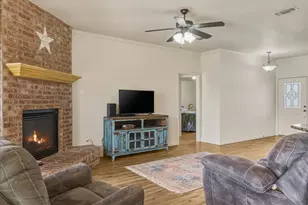 704 Janis St, Granbury, TX 76049 - Photo 8