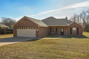 704 Janis St, Granbury, TX 76049 - Photo 2