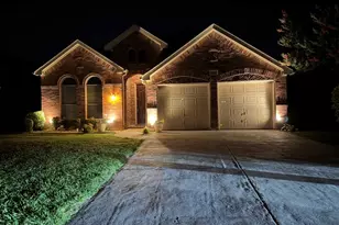 2619 Cove Dr, Grand Prairie, TX 75054 - Photo 2