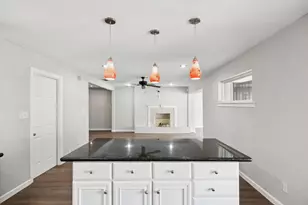 2801 Clearbrook Dr, Irving, TX 75062 - Photo 10