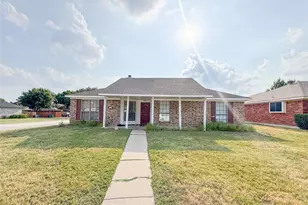 1602 Autumn Breeze Ln, Lewisville, TX 75077 - Photo 2