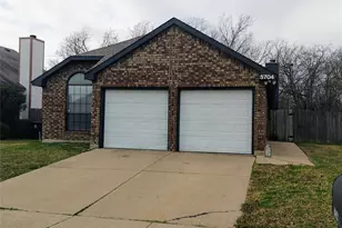 5704 Congressional Dr, Arlington, TX 76018 - Photo 2