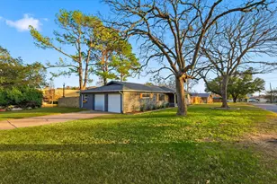 904 Scott Dr, Hurst, TX 76053 - Photo 4