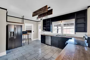 119 W University Ave, Waxahachie, TX 75165 - Photo 2