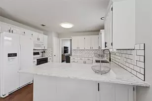 425 Kelley Ct, Fort Worth, TX 76120 - Photo 8