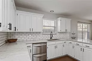 425 Kelley Ct, Fort Worth, TX 76120 - Photo 2