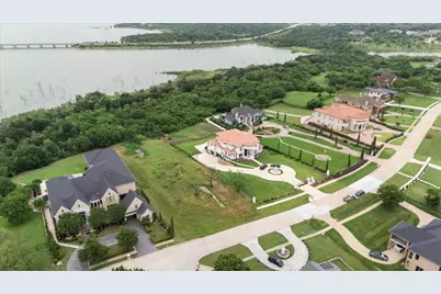 1047 Mallard Pointe Drive, Grand Prairie, TX 75104 - Photo 4