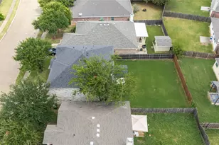 513 Creekbend St, Crowley, TX 76036 - Photo 32