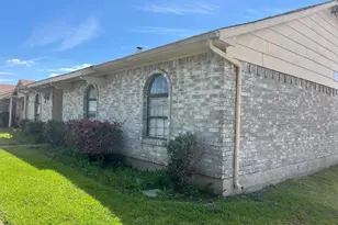 92 E Mountain Creek Dr, Grand Prairie, TX 75052 - Photo 2