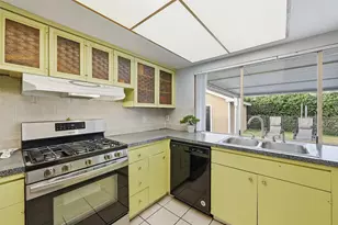 330 W Grenoble Dr, Grand Prairie, TX 75052 - Photo 10