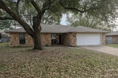 211 W McAfee Drive, Mabank, TX 75147 - Photo 1