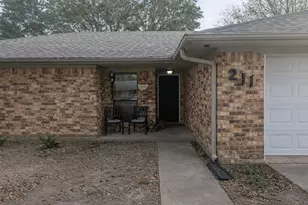 211 W McAfee Dr, Mabank, TX 75147 - Photo 2