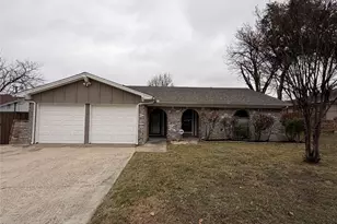 2418 Parkside Dr, Grand Prairie, TX 75052 - Photo 1