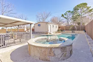 513 Patterson St, Bowie, TX 76230 - Photo 32