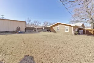 513 Patterson St, Bowie, TX 76230 - Photo 28