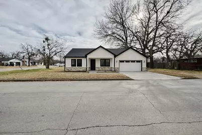 301 NW 23rd Street, Mineral Wells, TX 76067 - Photo 2