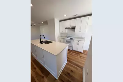 932 E Davis Avenue, Fort Worth, TX 76104 - Photo 2