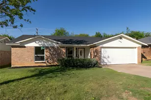 1052 Fox River Ln, Fort Worth, TX 76120 - Photo 2