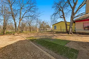 953 E Lowden St, Fort Worth, TX 76104 - Photo 14