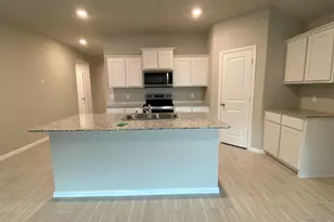 521 Marsh St, Cleburne, TX 76033 - Photo 4