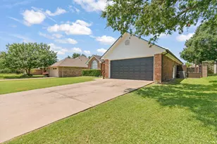 1404 Hyde Park Blvd, Cleburne, TX 76033 - Photo 2