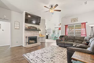 1404 Hyde Park Blvd, Cleburne, TX 76033 - Photo 6