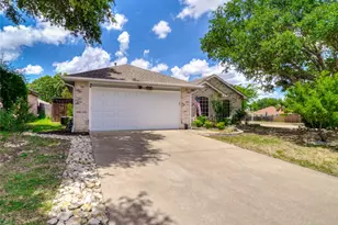 936 Silver Streak Dr, Saginaw, TX 76131 - Photo 2