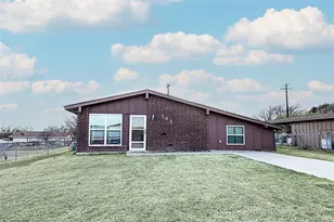 702 E Decatur St, Bowie, TX 76230 - Photo 4