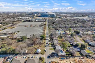 210 Slaughter St, Arlington, TX 76011 - Photo 2